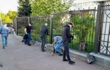 "Тітушки", які приходили до суду підтримати Медведчука, прибрали за собою сміття (фото)