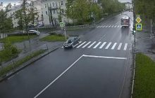 Росіянка вісім кілометрів протягла чоловіка на капоті (відео)