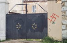 У Миколаєві біля воріт синагоги намалювали свастику (фото)