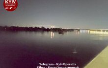 У Києві Дніпром дрейфує некерована баржа (фото, відео)