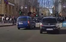 На "перекрестке Зайцевой" в Харькове водитель совершил опаснейший маневр и попал на видео