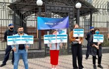 Под российским посольством в Киеве устроили акцию "Хождение по кругу" (фоторепортаж)