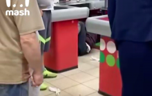 Россиянин "под кайфом" устроил дебош в магазине и умер под кассой (видео 18+)