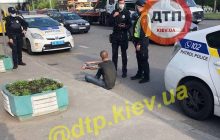 У Києві чоловік "закинувся" наркотиками в авто патрульних після невдалої спроби самогубства (фото)