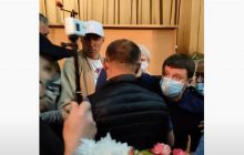 Під Києвом депутат вдарив по голові колегу після засідання – та в лікарні (відео)