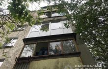 Пока мама торгует телом: в Черкассах 4-летний мальчик едва не выпал из окна (видео)