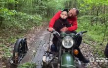 Сидел напуганный с собакой: на Черкасщине разыскали 6-летнего мальчика, который заблудился в лесу (видео)