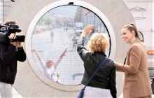 На улицах Литвы и Польши появились порталы для "телепортации" между странами (видео)
