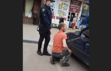 У Харкові неадекват ломився в чуже авто, вимагаючи випустити людину з багажника (відео)