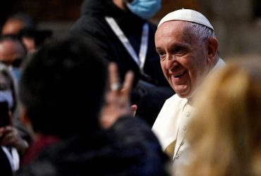 Папа Римський зустрівся з українцями в Угорщині: закликав вірити в майбутнє без війни