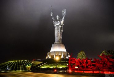 Украинцев просят решить судьбу Родины-Матери через голосование в Дие