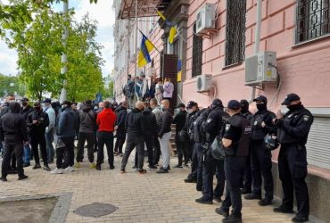 Medvedchuk's supporters gather outside Kyiv court