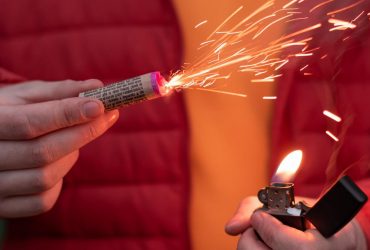 В новогоднюю ночь россиянину в Черкассах захотелось праздника: в ход пошла пиротехника