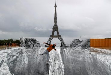 Ейфелева вежа над проваллям: у Парижі створили захопливу оптичну ілюзію (відео)