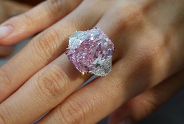 У Гонконзі за рекордну суму продали величезний рожевий діамант (фото, відео)