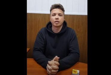 Захваченного  белорусского оппозиционера Протасевича обвиняют по трем статьям УК