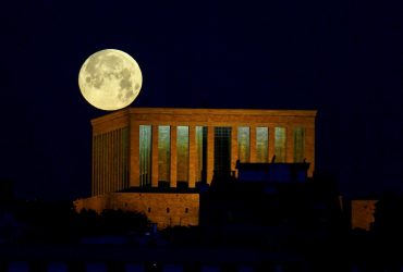 'Super Flower Blood Moon' lunar eclipse