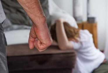 На Чернігівщині поліція затримала чоловіка, який пʼять днів катував жінку з дітьми (фото)