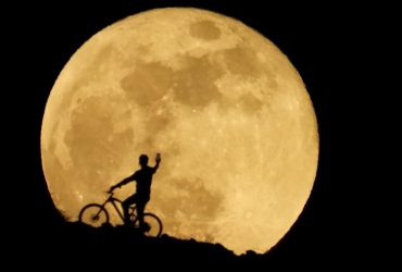 Найбільший супермісяць у 2022 році: найкращі фото очевидців