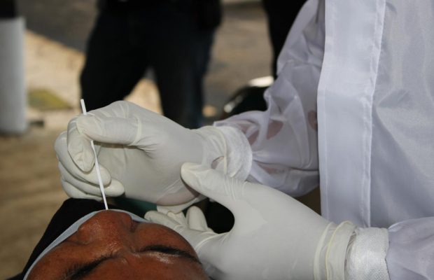 В аеропорту Індонезії пасажирів перевіряли на COVID-19 використаними тестами