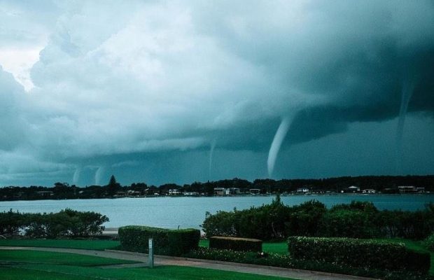 Рідкісне явище: в Австралії одночасно виникли п'ять водяних смерчів (відео)