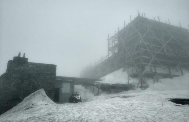 Зима затягнулася: у Карпатах вдарив мороз, видимості практично немає (фото)