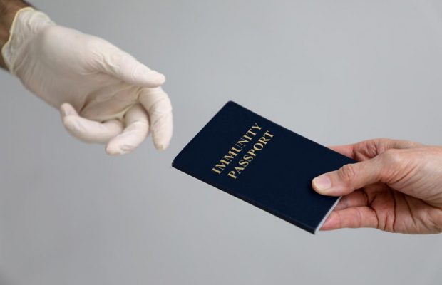 Стало відомо, коли в Україні можуть запровадити ковідні сертифікати
