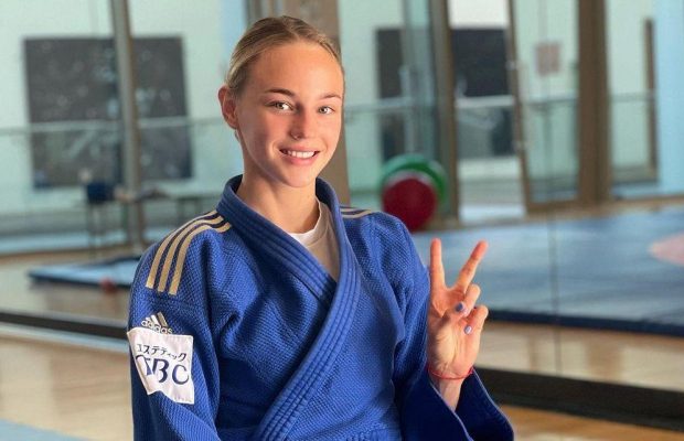 "Розбиваєш серце": українська чемпіонка позувала в купальнику біля басейну (фото)