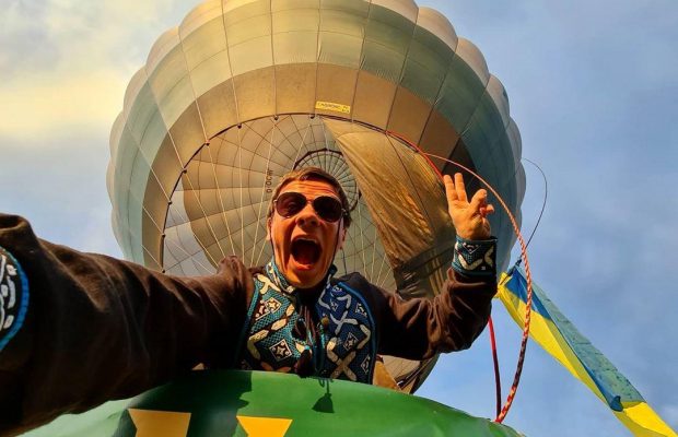 «Мандруй Україною з Дмитром Комаровим»: телеведучий стрибне з повітряної кулі, щоб зняти незвичайний рекорд українця-екстремала