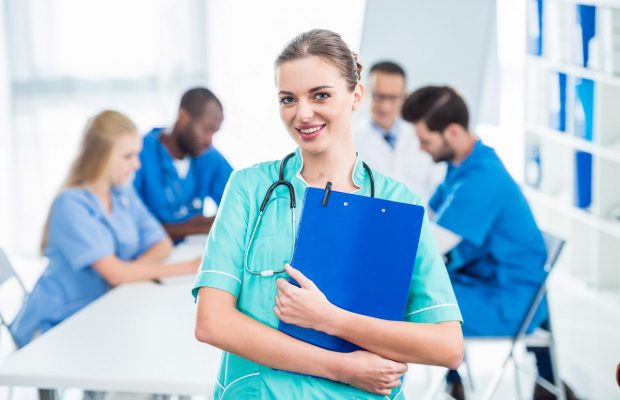 День медсестри: красиві привітання зі святом у віршах, прозі та листівках