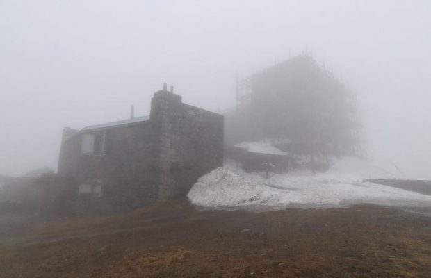 Температура у Карпатах впала до +2°, гори оповив туман (фото)