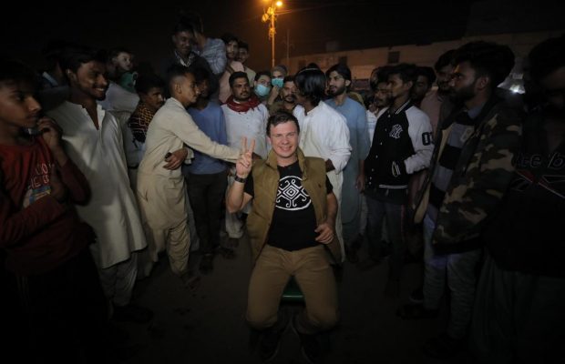 У новому випуску «Світ навиворіт» Дмитро Комаров показав, як розважаються мешканці суворої мусульманської країни (відео)