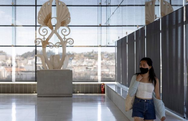 Греция запускает туризм после длительного локдауна: музеи Афин открыли двери для первых посетителей (фоторепортаж)