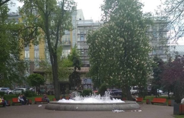 У Києві зловмисники налили мийний засіб у фонтан на Контрактовій площі (фото)