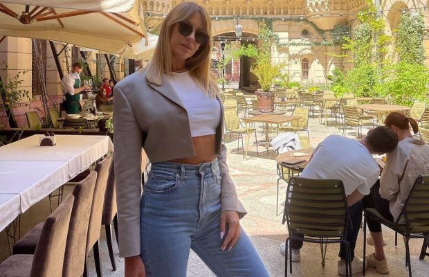 "Двойная порция красоты": украинская телезвезда прогулялась по Одессе в коротком топе (фото)