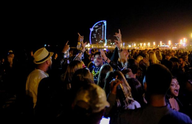 Поліція розігнала тисячі людей, які святкували послаблення локдауну в Барселоні (фото)