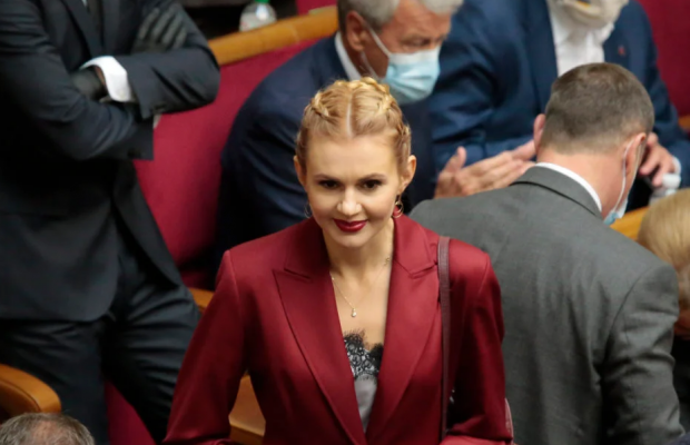 Депутат пришла на работу в наряде с сожжением Верховной Рады (фото)