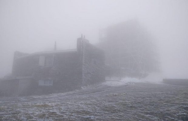 Мороз у травні: температура у Карпатах впала до -1°, гори огорнув туман (фото)