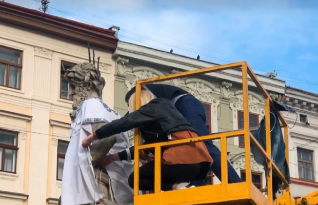 На улицах Львова античных богов одели в вышиванки (видео)