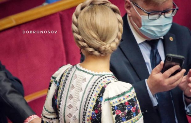 Тимошенко одягла в Раду сукню-вишиванку і зробила "ту саму" зачіску (фото)