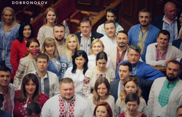 День вишиванки: депутати викликали захват своїми вбраннями в національному стилі