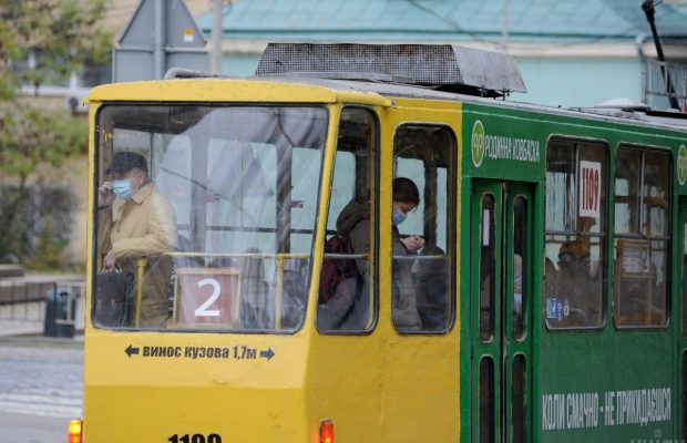 Львов усиливает карантин: как будет ездить транспорт и куда не пустят без COVID-сертификатов