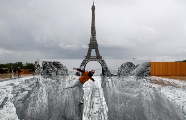 Ейфелева вежа над проваллям: у Парижі створили захопливу оптичну ілюзію (відео)