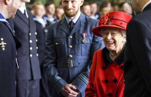 Lady in red: Елизавета II посетила названный в ее честь авианосец, который отправится в первый поход (фото, видео)