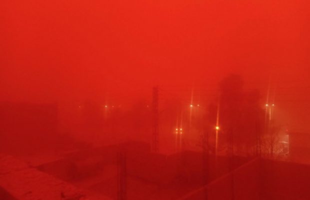 Алжир накрила апокаліптична піщана буря: небо набуло криваво-червоного кольору (відео)