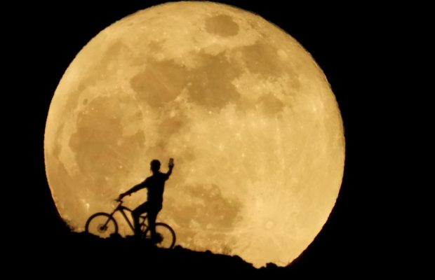 Жители Земли наблюдали редкое "лунное" явление (фоторепортаж)