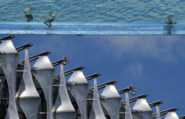 В Лондоне открылся первый в мире небесный бассейн (фоторепортаж, видео)