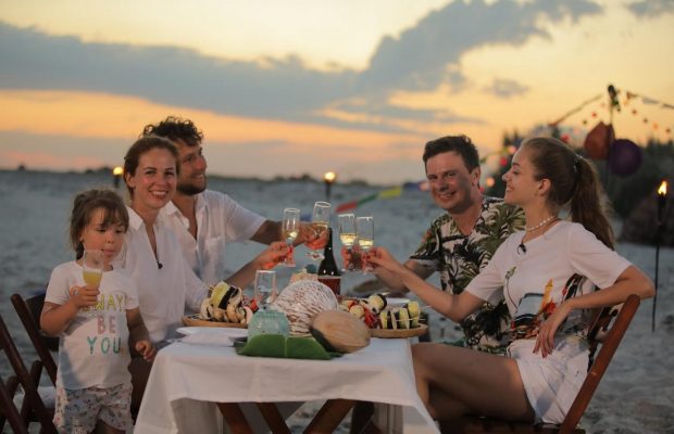 У новому випуску "Мандруй Україною з Дмитром Комаровим" ведучий вперше відправився в експедицію з дружиною (фото, відео)