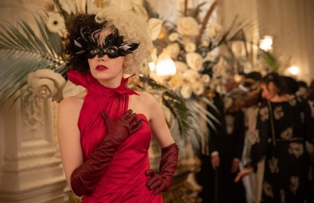 Огляд фільму "Круелла" з Еммою Стоун: естетичне задоволення в стилі панк-шик