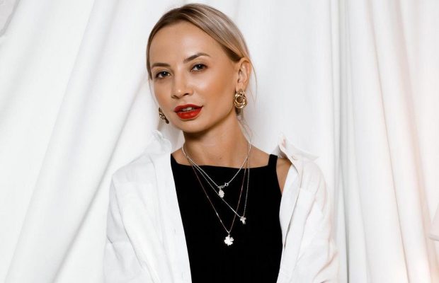 Звезда "Однажды под Полтавой" сверкнула стройными ножками в мини-юбке